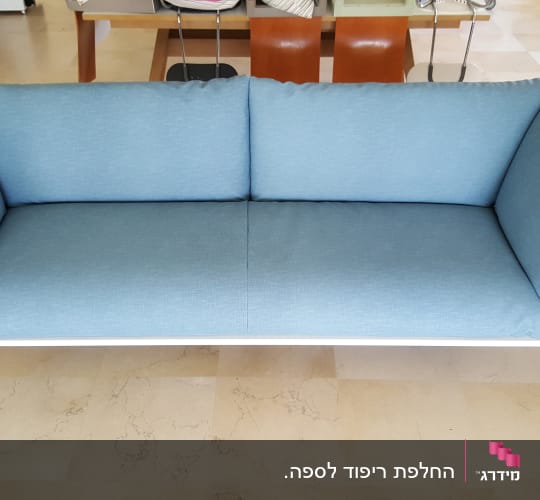 ספה עם ריפוד כחול ומסגרת לבנה